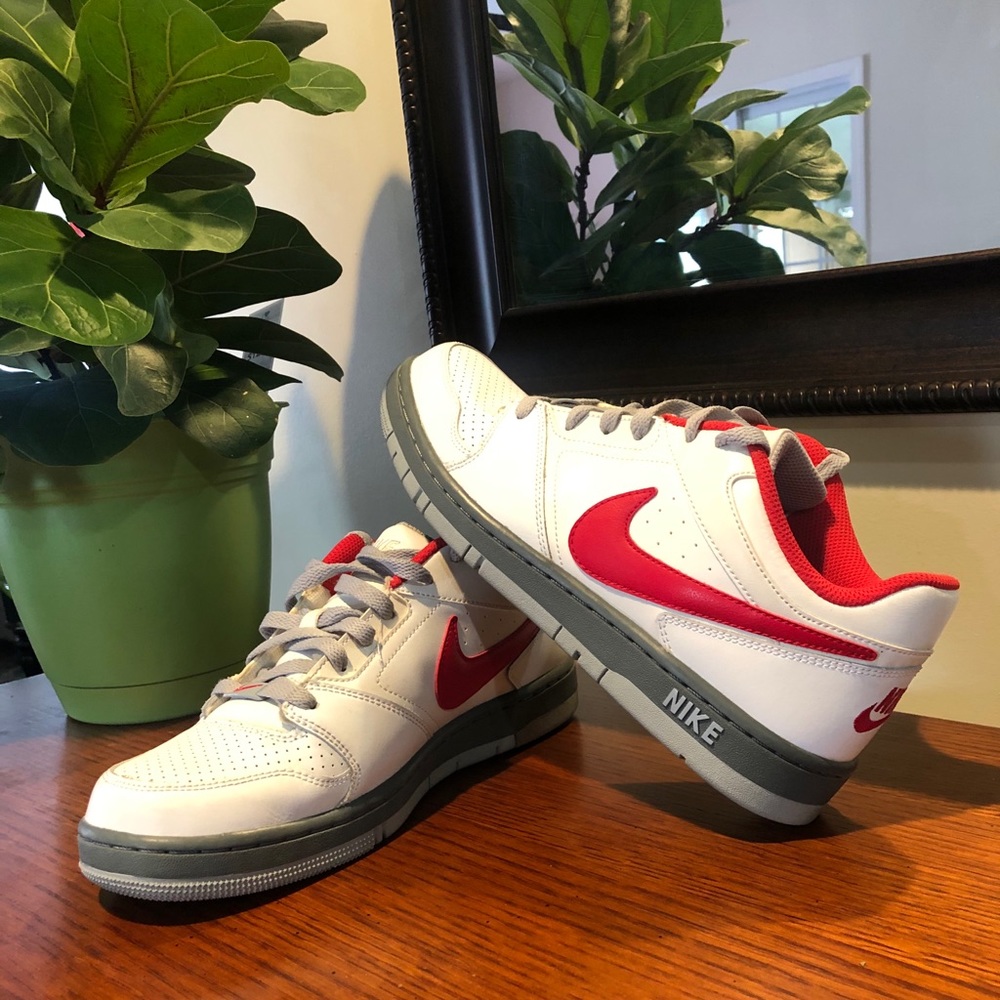 NIKE Sneakers